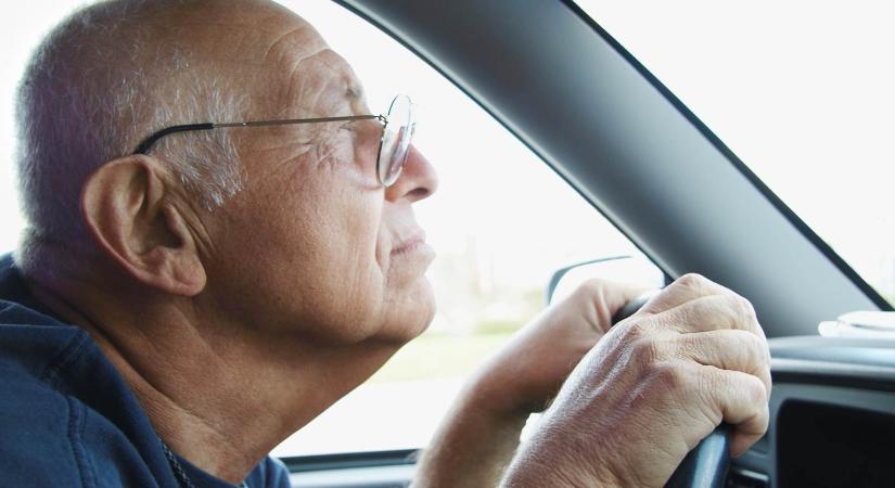 Újabb érv, miért veszélyesek az idős autóvezetők