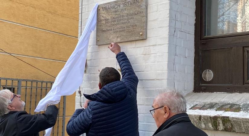 Emléktábla őrzi a minőségi vendéglátás soproni megteremtőjének nevét