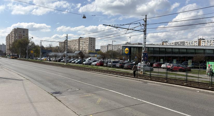 PR parkolóvá vált egy Lidl, de már érkezik a megoldás