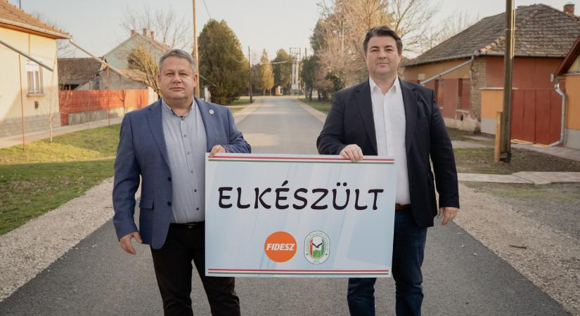Emlékszel a kátyús utcára, aminél „dolgozunk rajta” feliratú táblával pózoltak a fideszesek? Elkészült!