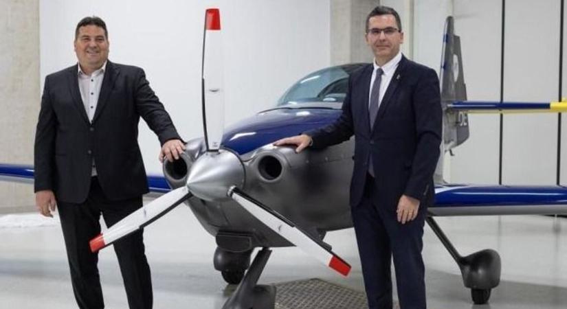 Átadták pécsi repülőgépgyár legújabb fejlesztésű gépét