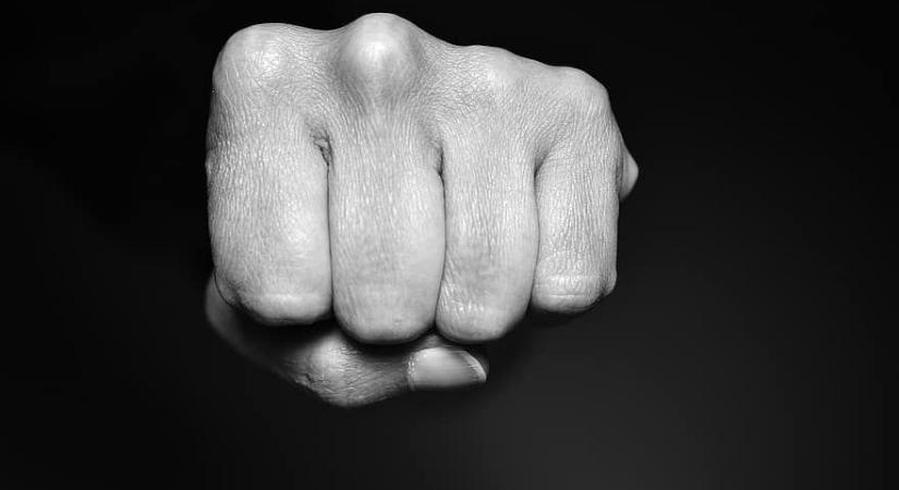 Megverték, kirabolták a boldvai buszmegállóban