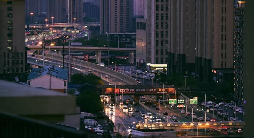 Tömegesen álltak le a robottaxik, utasok százai rekedtek a forgalomban – videó