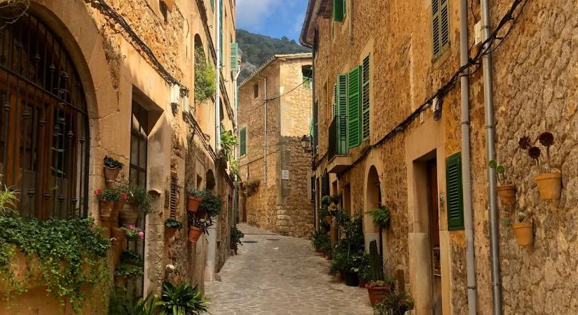 A magyarok egyik kedvenc nyaralóhelyéről elüldöznék a turistákat, szétvagdosták az autóik kerekeit