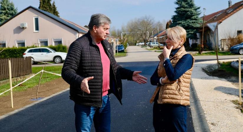 Két útszakasz is teljesen megújult: ezek a bokodi utcákra most rá sem lehet ismerni!