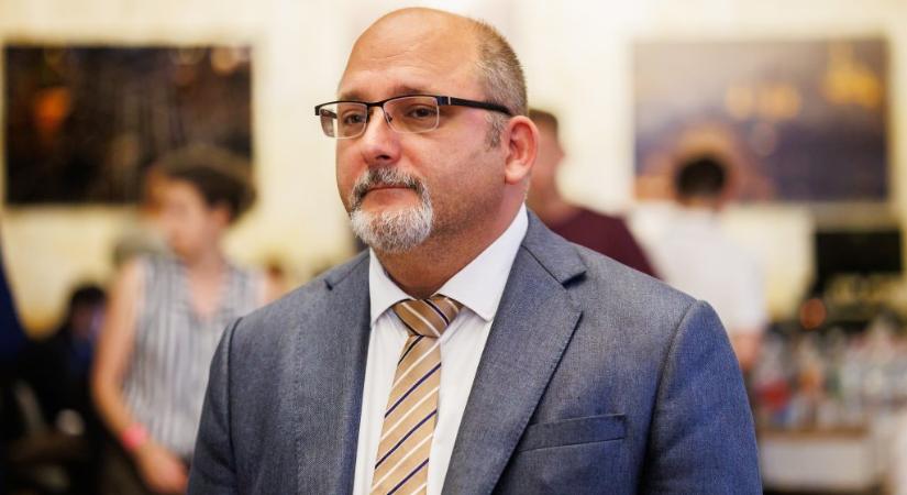Csárdi Antal kilátásba helyezte visszalépését, ha Bódis Kriszta nyilvános vitán meg tudja győzni erről
