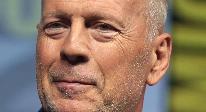 Mosolyogva kapták lencsevégre Bruce Willist