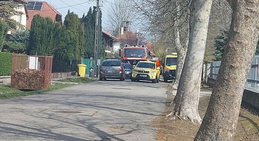 Életmentő akció Balatonbogláron: a spájz ablakán jutottak be a házba a tűzoltók a sérülthöz