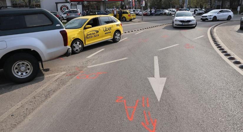 Baleset lassítja a forgalmat a turbókörforgalomnál - rendőrök a helyszínen (képekkel)