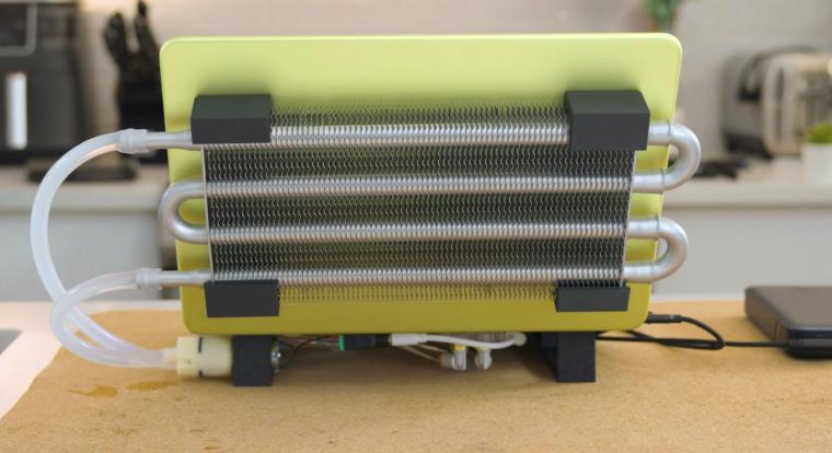 Ezek a srácok folyadékhűtést raktak egy MacBook Neóra, és minden rekordot megdöntöttek