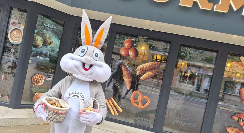 Hatalmas nyuszi ugrott a járókelők elé, de nem bánták meg