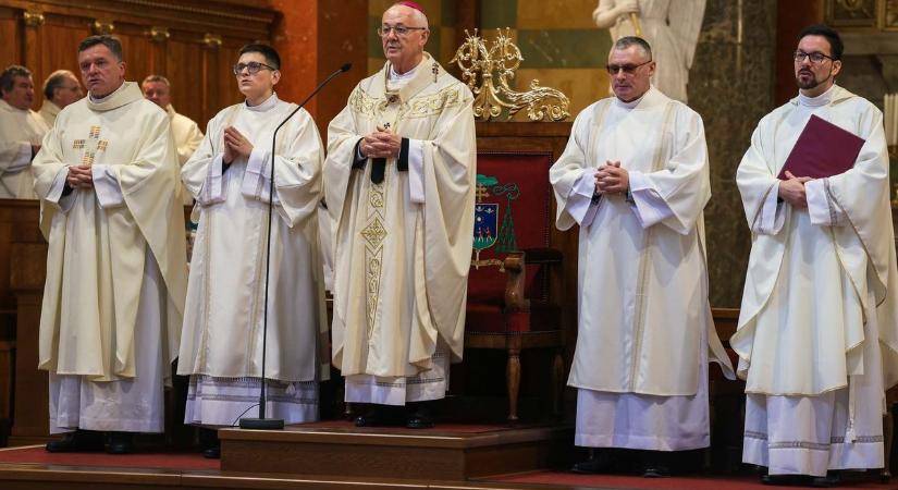 Dr. Ternyák Csaba egri érsek a krizmaszentelés mellett a papság és Krisztus papjainak fontosságáról is beszélt.