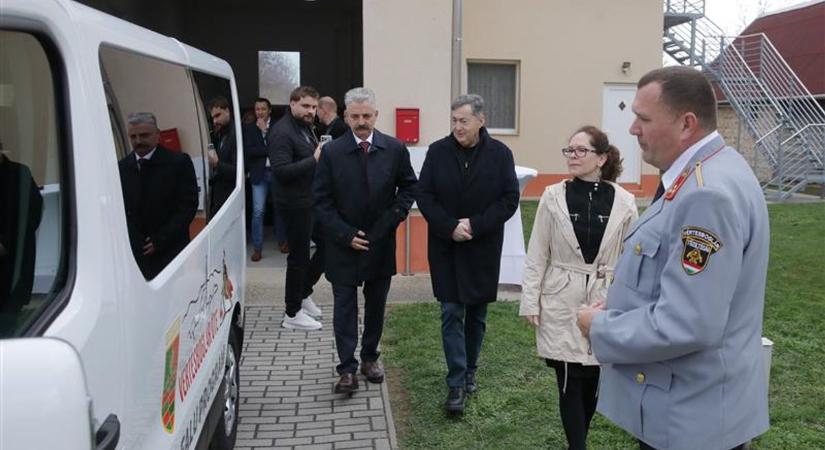 Kisbuszt kaptak az önkéntes tűzoltók Vértesbogláron (galéria)