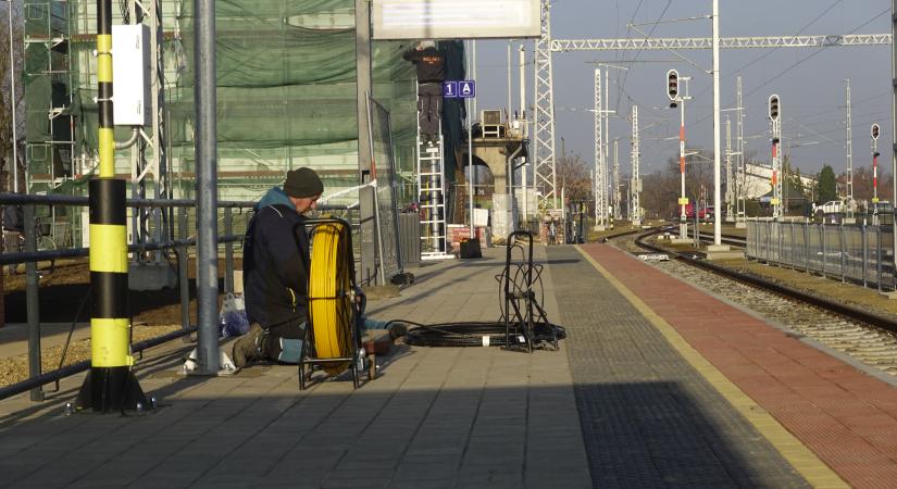 Milliárdok a sínekre, kérdőjelek az állomásokra