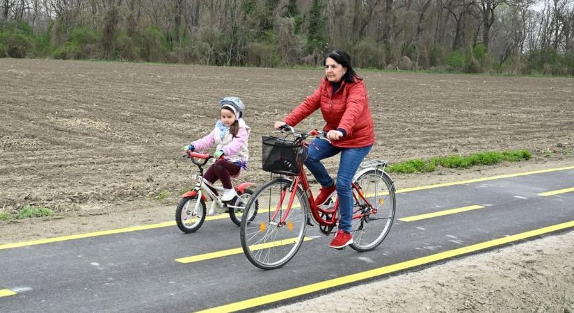 Átadták a kerékpárutat Máriakálnok és Halászi között - Régi álom vált valóra - fotók, videó