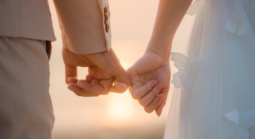 Az új divat: a férfiak bárkivel szexelhetnek kapcsolatban is, a nők csak a párjukkal