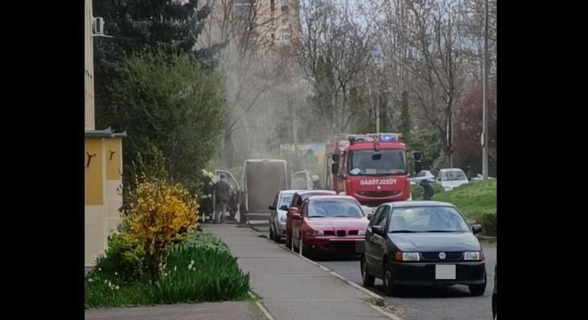 Dőlt a teherautóból a füst, tűzoltó érkezett a helyszínre (VIDEÓ)