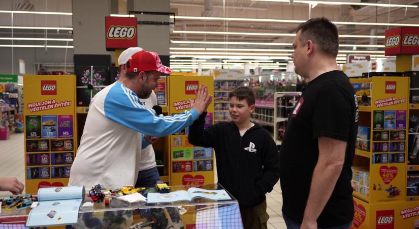 „Férfias munka volt”! Felépítettünk egy kamiont egy áruházban