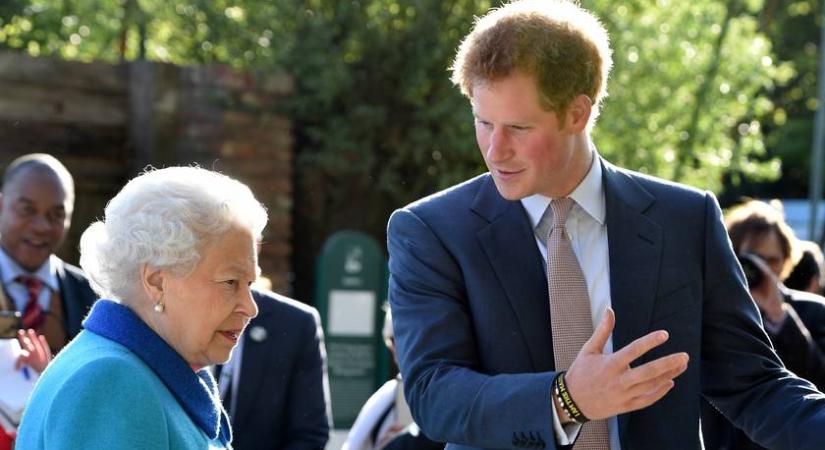 Erzsébet királynő a végén már csak így mert beszélni Harry herceggel: az új életrajzi könyvből derült ki
