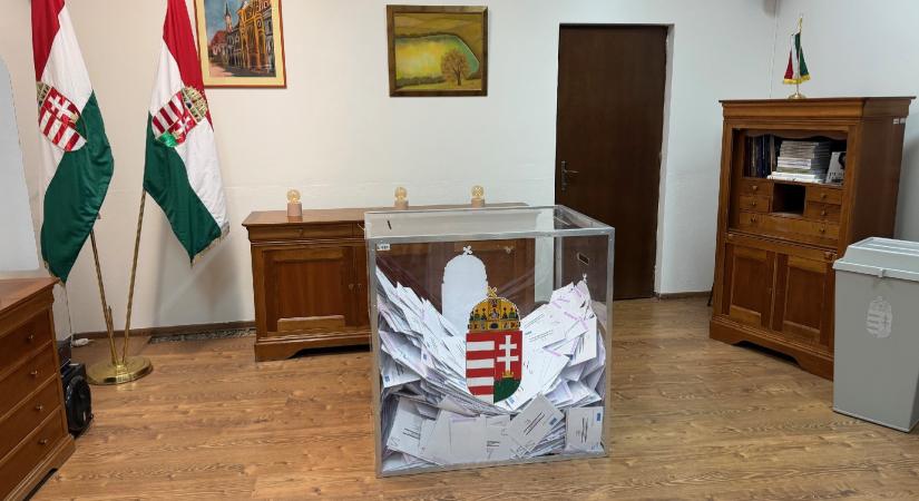 Percenként érkeznek a szavazók a kolozsvári főkonzulátusra