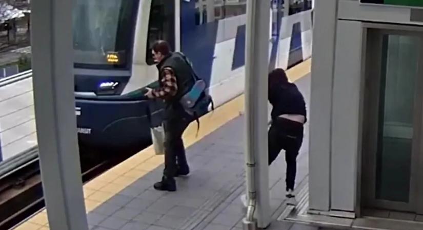 Sokkoló felvételek: Megpróbáltak vonat elé lökni egy utast az állomáson – videó