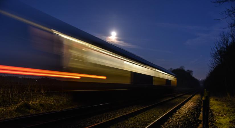 Megbénult a vonatközlekedés a Balaton felé: szándékosan léphetett a vonat elé egy ember