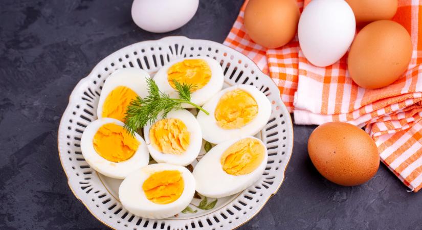 A tojásfőzés titkos szabálya: ha így csinálod, a héj egyben lejön, a szakácsok is ezt alkalmazzák