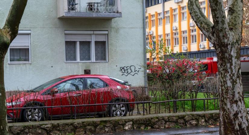 Újra és újra üzeneteket fújnak a házfalra – milliós károkat okoznak az utca önjelölt művészei