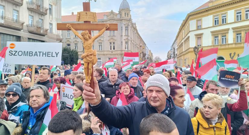 Megérkeztek az első fotók: így gyülekezik a tömeg, rengetegen várják Orbán Viktort Szombathelyre