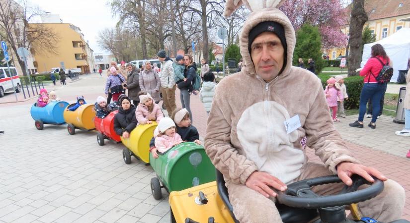 Húsvéti forgatag várta a gyerekeket Csornán, zakatolt a nyuszivonat is - fotók