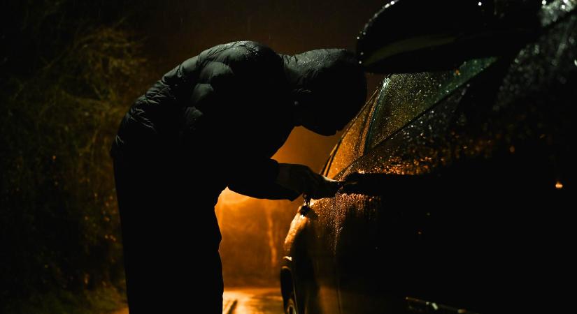 Kétszeresen elbánt a tolvaj az autótulajdonossal