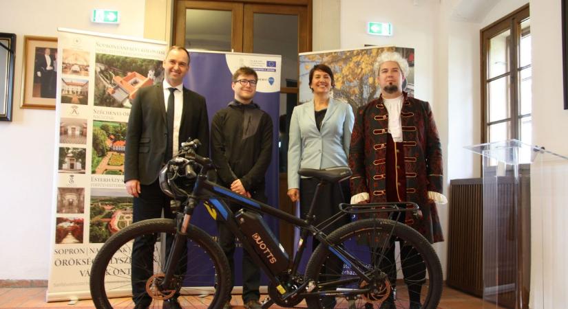 Felzárkózik a mai kerékpáros turizmushoz a fertődi Esterházy kastély