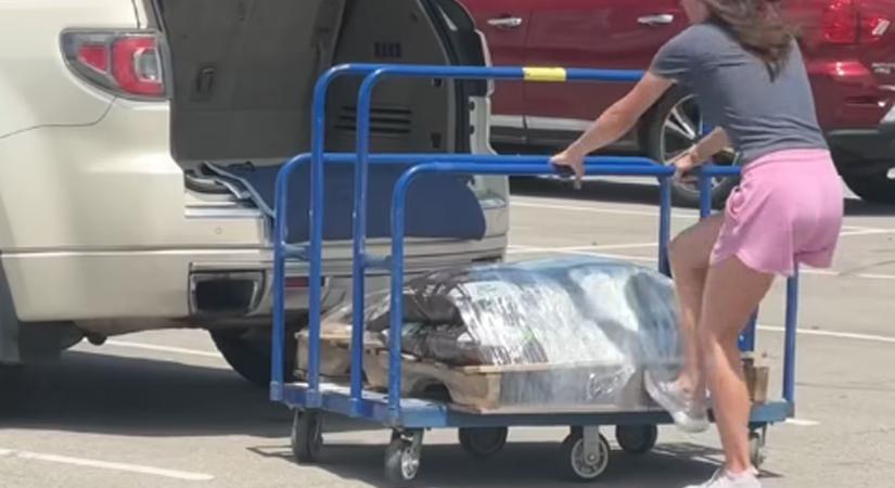 Ahogy ez a nő elszállít egy raklapnyi árut, azt álló tapssal ünnepeljük