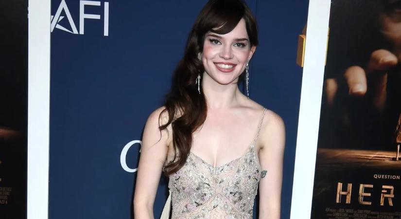 Sophie Thatcher nem elcsábít – egyszerűen rabul ejt, és esélyt sem ad a menekülésre