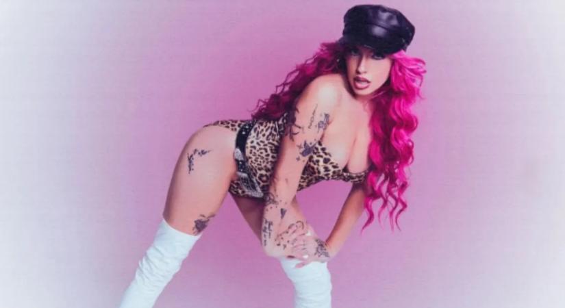 Chrissy Chlapeka hibátlan, dögös testén a ruha csak jelzésértékű dekoráció – brutál képgaléria