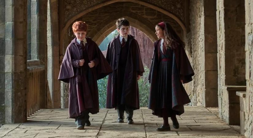 Különleges műsorban nézhetünk be a Harry Potter-sorozat első szezonjának kulisszái mögé, és már a héten megkapjuk az izgalmasnak ígérkező werkfilmet
