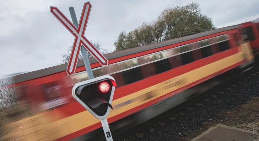Tragédia az ünnep előtt: vonat gázolt a dunántúli vonalon pénteken délután