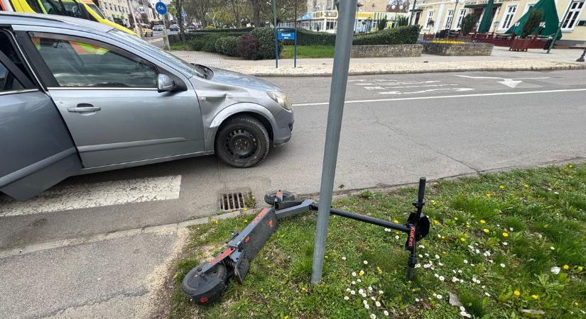 Baleset Hajdúszoboszlón, autós sodort el egy rollerest – fotókkal, videóval