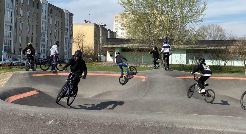 Magasba repülnek a bringások: felrázza Baját az új pumpapálya – fotók, videó