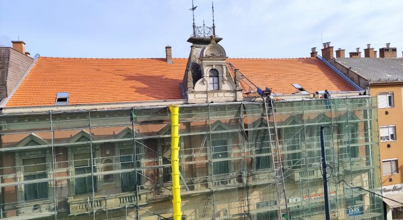 Bádogoztak: vége felé közeledik a patinás vásárhelyi épület tetőcseréje