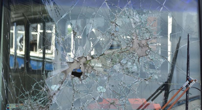 Teljes útzár Mohácson: trafóháznak ütközött egy személyautó