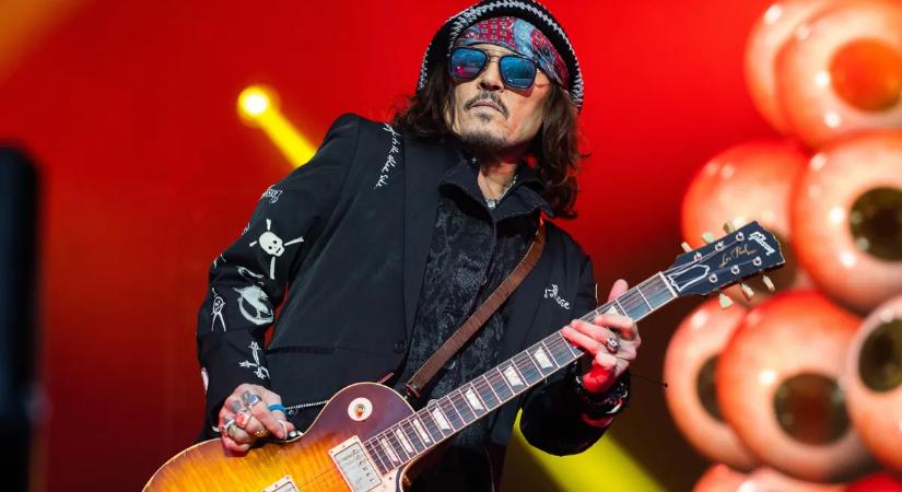 Johnny Depp zenekarát brutális összegre perelték be