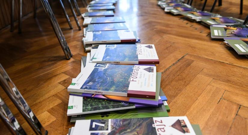 Maruzsa szerint akár 90 ezer forint is lehetne egy diák tankönyvcsomagja, ha nem „segített” volna be a kormány