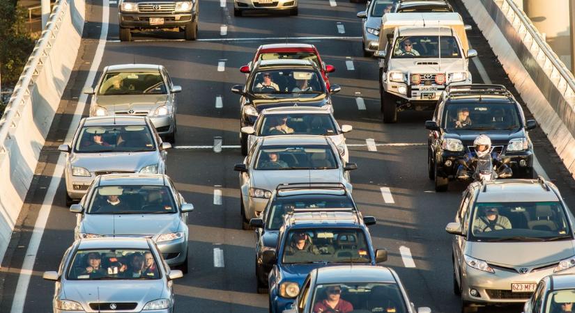 Elindult a tömeg a Balatonra csütörtökön, már most dugó van az M7-esen