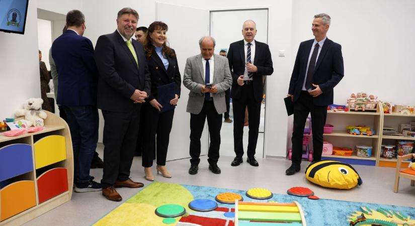 Egyedülálló fejlesztés Kaposváron: bölcsődét nyitottak a kórházban