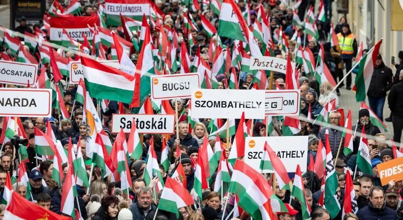 Végeláthatatlan sorok, ameddig a szem ellát: egész Szombathely utcára vonult Orbán Viktor miatt