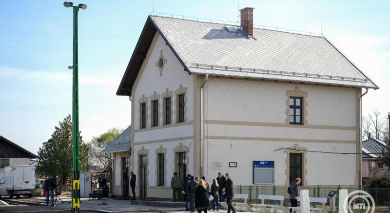 Április végére elkészül a felújított nyíradonyi állomásépület