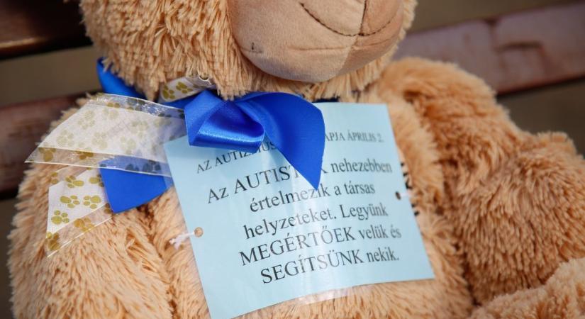 Egy nap az elfogadásért: kék táblás plüss macikkal ünneplik az autizmus világnapját