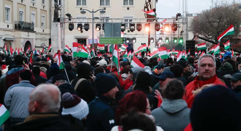 Tömeg, ameddig a szem ellát: rengetegen várják Orbán Viktor beszédét