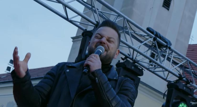 Hatalmas taps Orbán Viktor országjárásán: Gudics Máté Szombathelyen énekelte a Szállj fel, szabad madár! című dalt